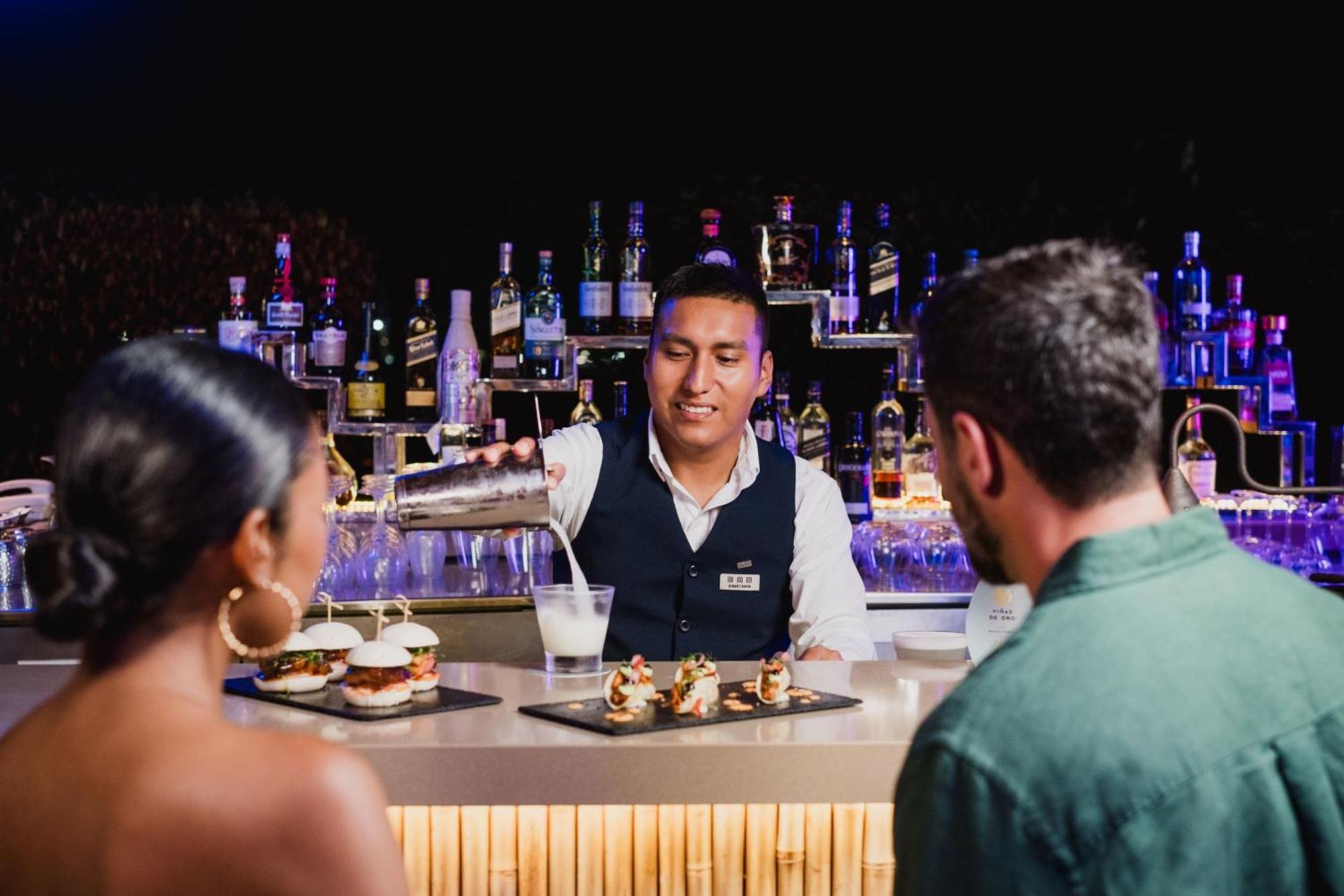 Hotel Paracas, A Luxury Collection Resort, Paracas Luaran gambar A bartender at work