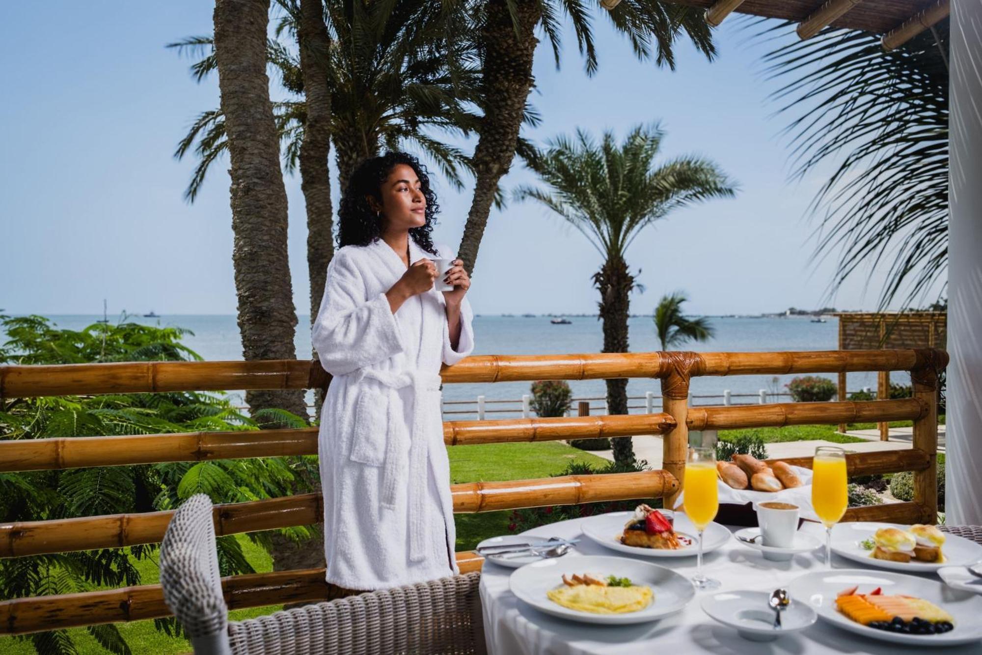 Hotel Paracas, A Luxury Collection Resort, Paracas Luaran gambar A woman wearing a bathrobe