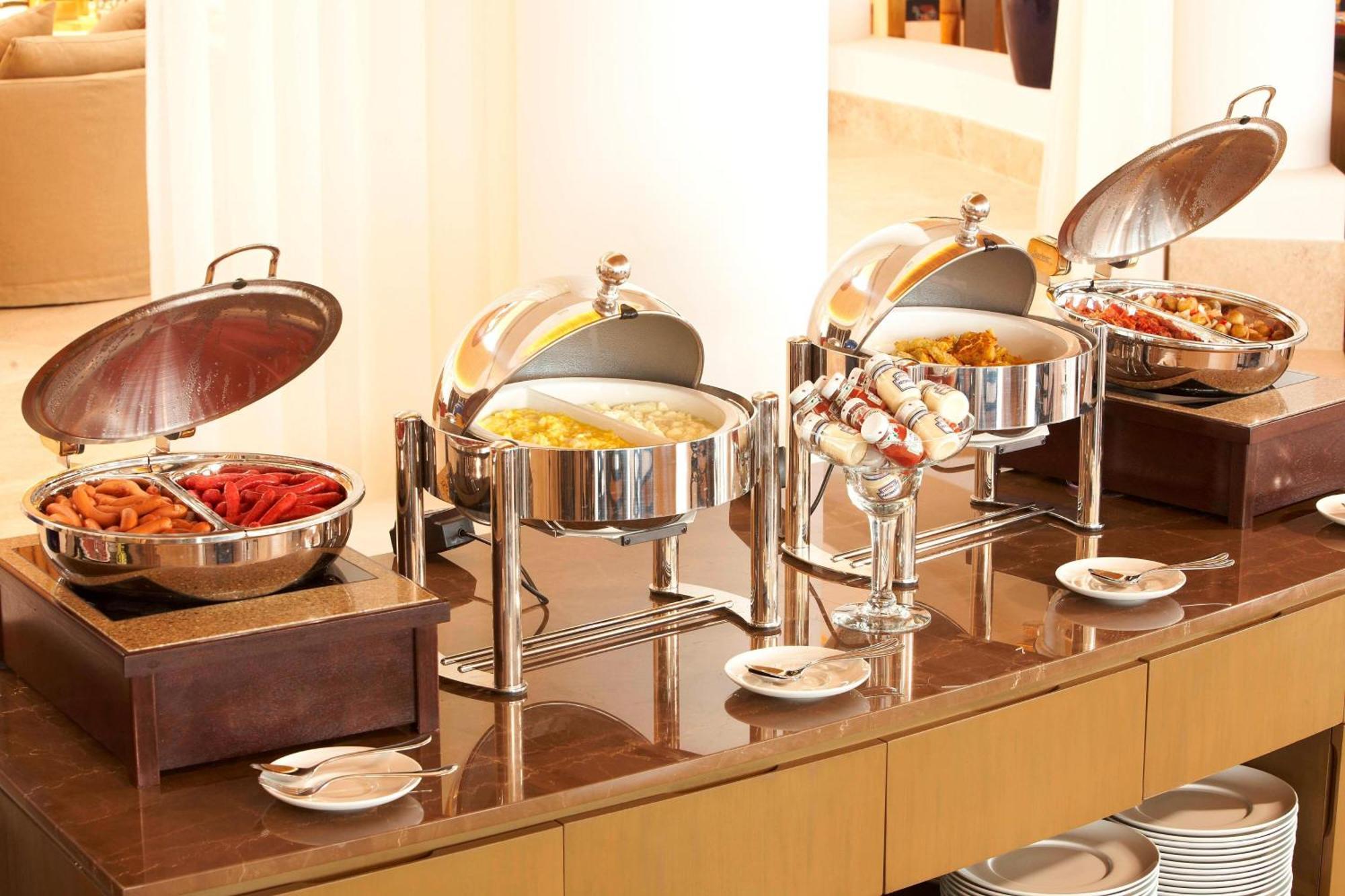 Hotel Paracas, A Luxury Collection Resort, Paracas Luaran gambar A selection of chafing dishes