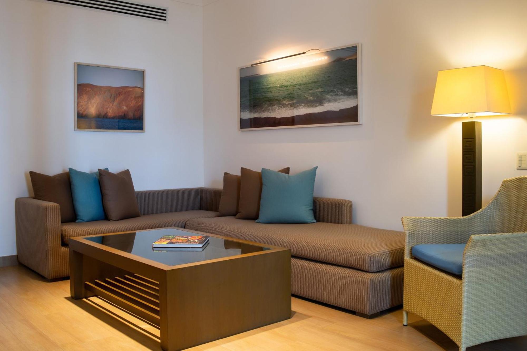 Hotel Paracas, A Luxury Collection Resort, Paracas Luaran gambar A living room at the resort